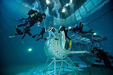 《幽城之下》登陆steam 像素风建设经营战斗冒险